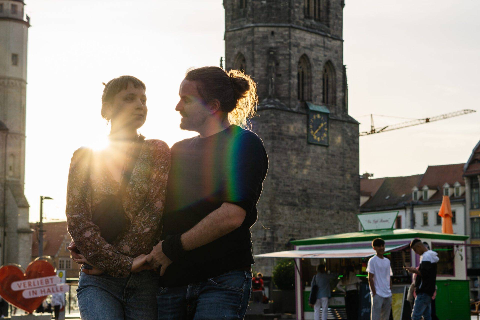 Zwei Menschen beim Tanz mit verschlungenen Händen vor der Marktkirche in Halle an der Saale.