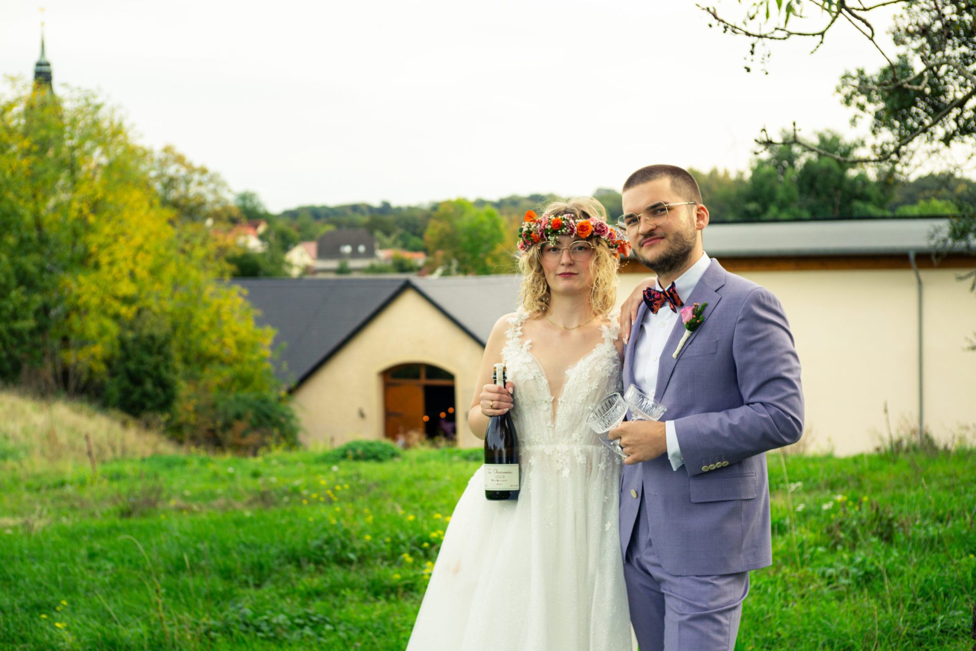 Foto des Hochzeitspaar Aaron & Kim in der Natur nahe Leipzig